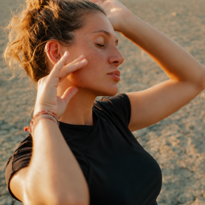 mia sun rise mia sun rise professeure de yoga en terre d'étoiles